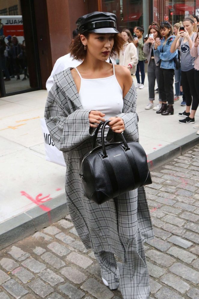 Bella Hadid - Leaving her apartment in Manhattan
